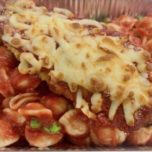 Poulet Parmigiana servie avec Orrechietti et sauce tomate à l’italienne
